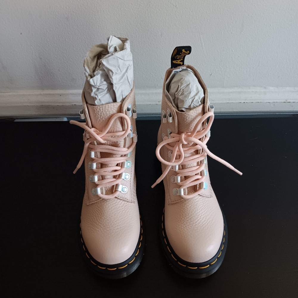 Dr. Martens 1460 Pascal In The Color “Shell Pink Milled Nappa”. Size 5 - Picture 5 of 8